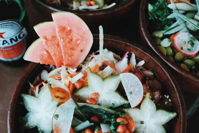 Cuencos con verduras y otros alimentos variados
