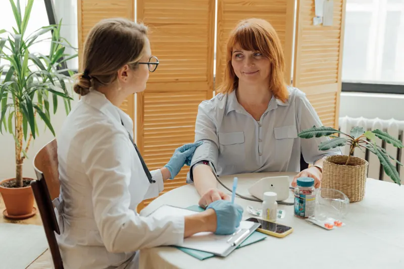 Medición de la tensión arterial con un manguito en una consulta