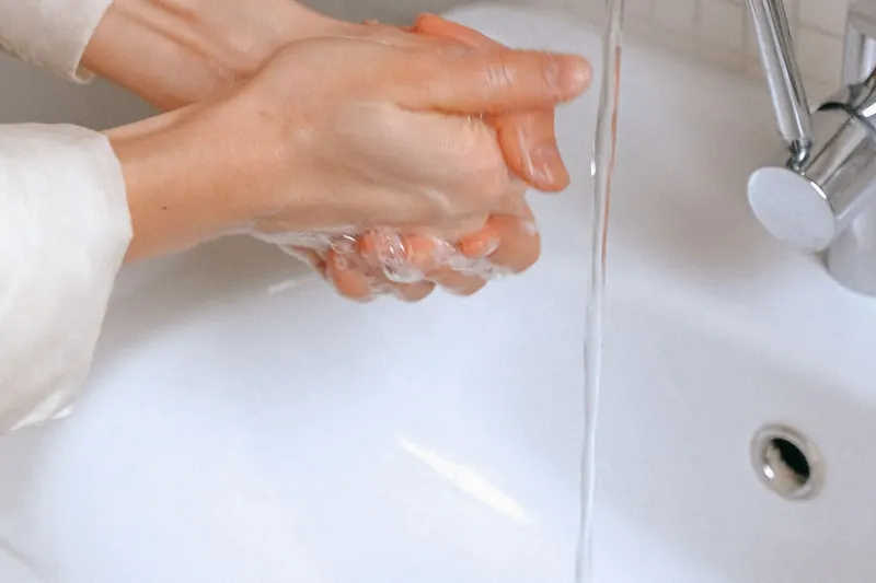 Lavado de manos con agua y jabón en un lavabo