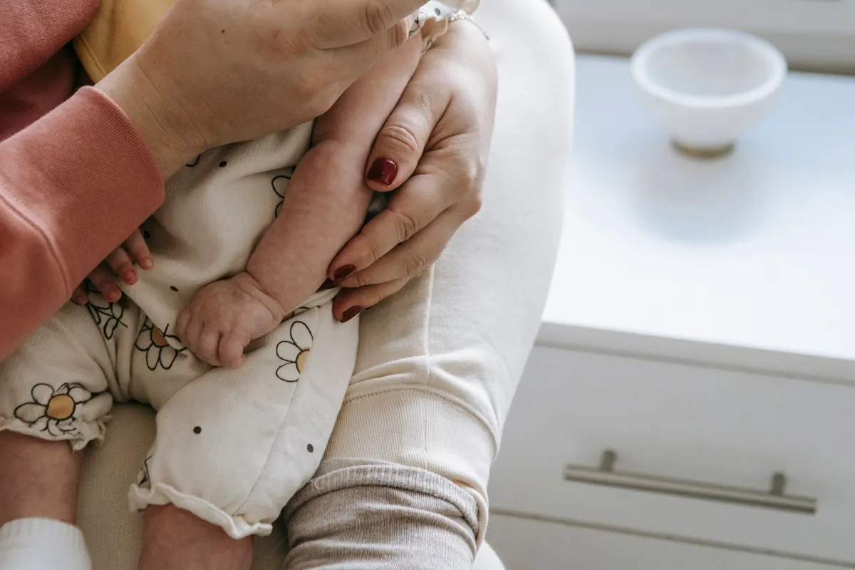 Una madre sostiene a su bebé en brazos
