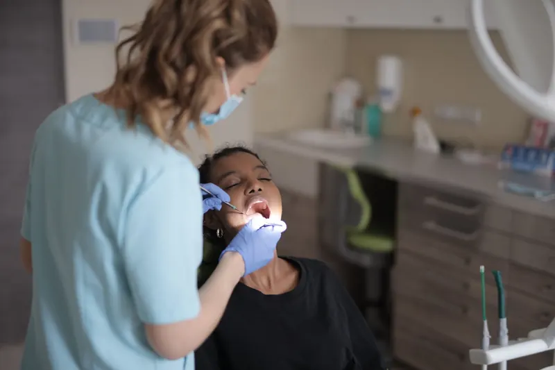 Revisión de la boca en una consulta dental