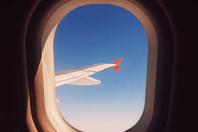El ala de un avión vista desde la ventanilla durante un vuelo